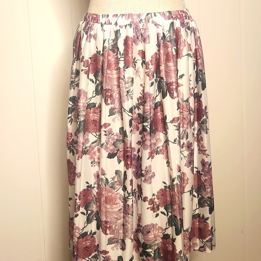 Vintage white floral pleated shiny satin Cottagecore  feminine Flowy Midi skirt.